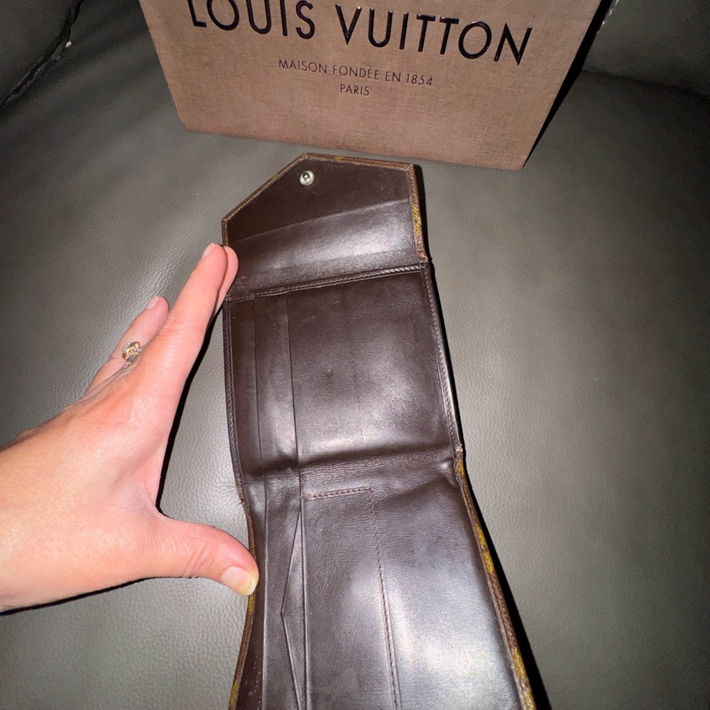 Louis Vuitton Classic Monogram Vintage Wallet. with authentic dust bag & bag! 🤎 - Picture 4 of 13